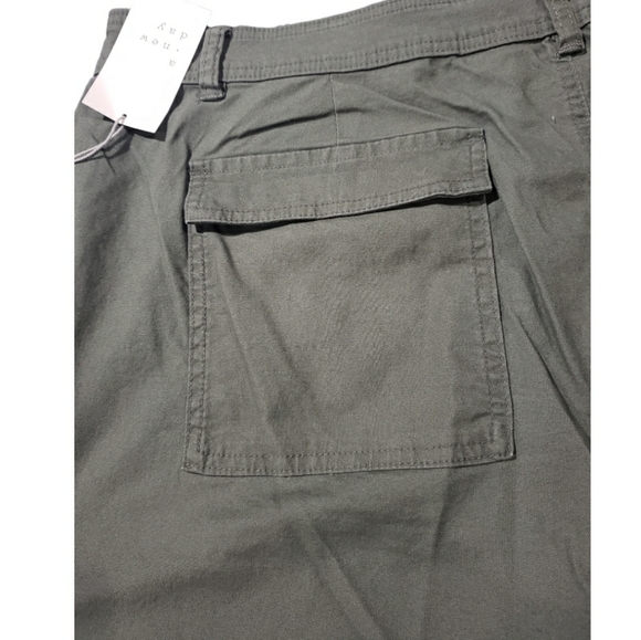 NWT WOMEN'S A NEW DAY PLUS SIZE HIGH RISE UTILITY SHORTS - Picture 2 of 11